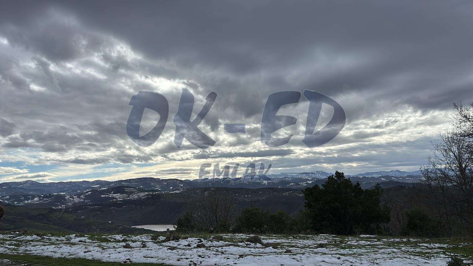 OVA KÖYÜNDE SATILIK ARSA